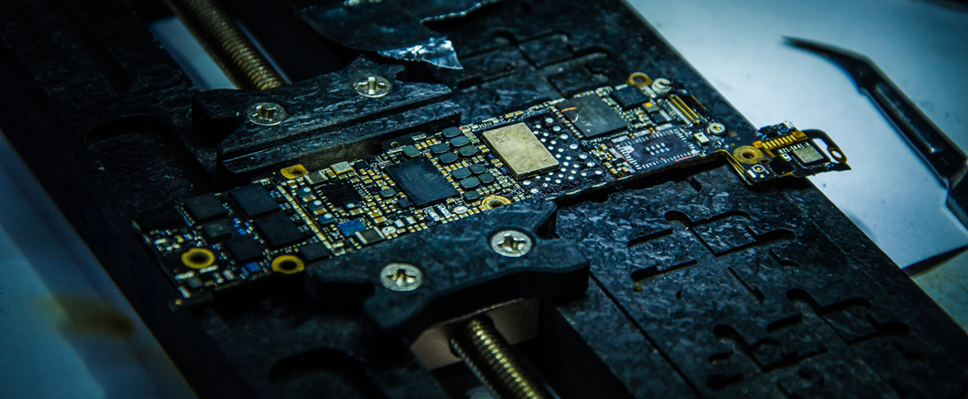 reparatie iPhone waterschade herstel op moederboard bij soldeerspecialist